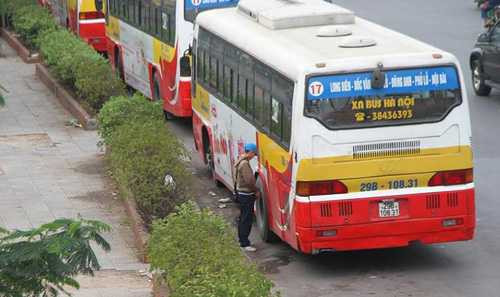 dan vo tu “te bay” tren duong pho ha noi hinh anh 4