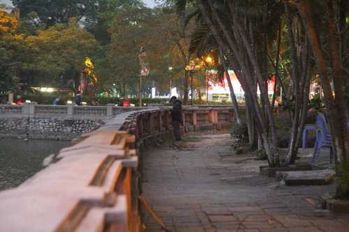 dan vo tu “te bay” tren duong pho ha noi hinh anh 9