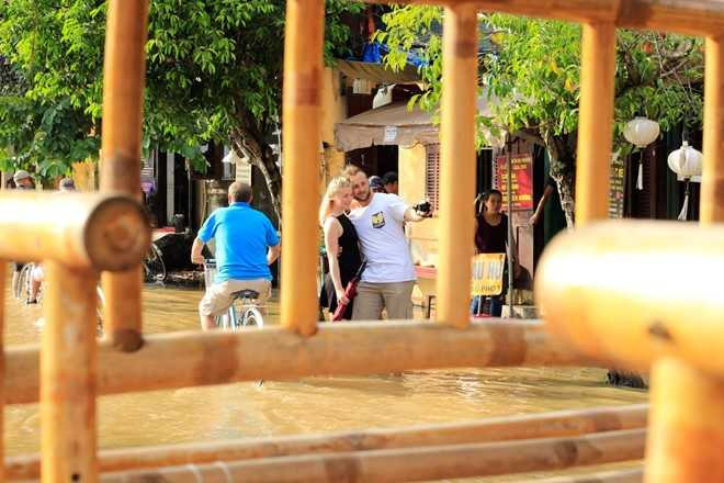 Lu ve, du khach cheo thuyen tren pho o Hoi An hinh anh 6