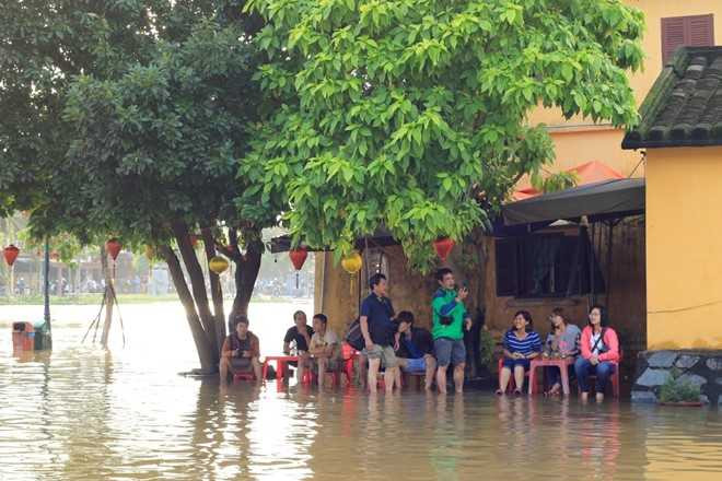 Lu ve, du khach cheo thuyen tren pho o Hoi An hinh anh 9