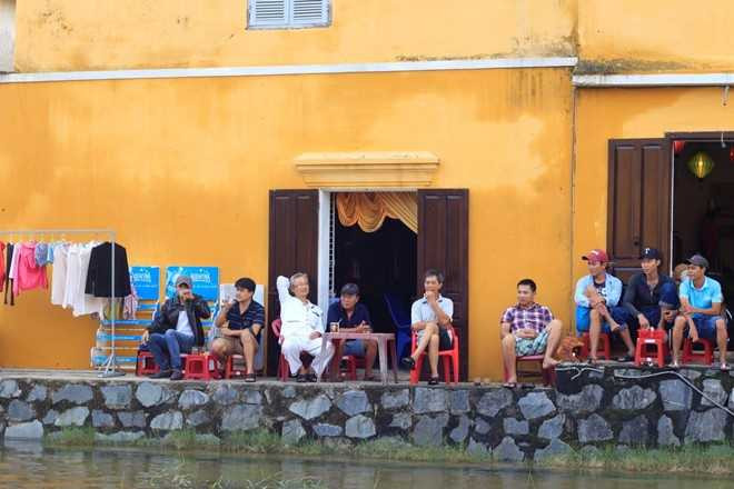 Lu ve, du khach cheo thuyen tren pho o Hoi An hinh anh 5