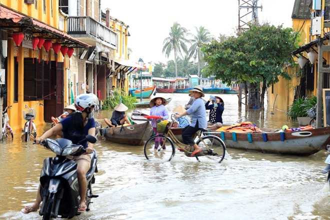 Lu ve, du khach cheo thuyen tren pho o Hoi An hinh anh 8