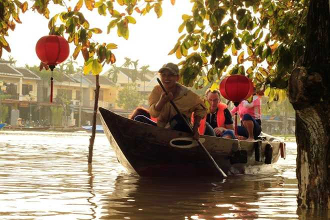 Lu ve, du khach cheo thuyen tren pho o Hoi An hinh anh 3