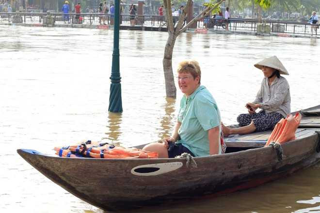 Lu ve, du khach cheo thuyen tren pho o Hoi An hinh anh 4