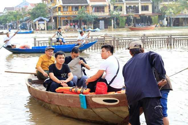 Lu ve, du khach cheo thuyen tren pho o Hoi An hinh anh 2