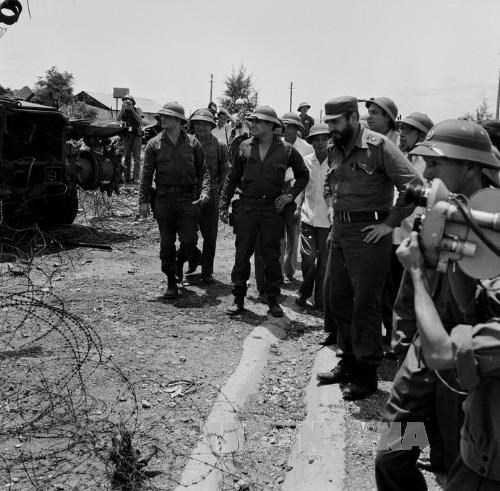 Lãnh tụ Phi-đen Ca-xtơ-rô thăm căn cứ Tân Lâm và Dốc Miếu trong chuyến thăm Việt Nam tháng 9-1973. Ảnh: TTXVN