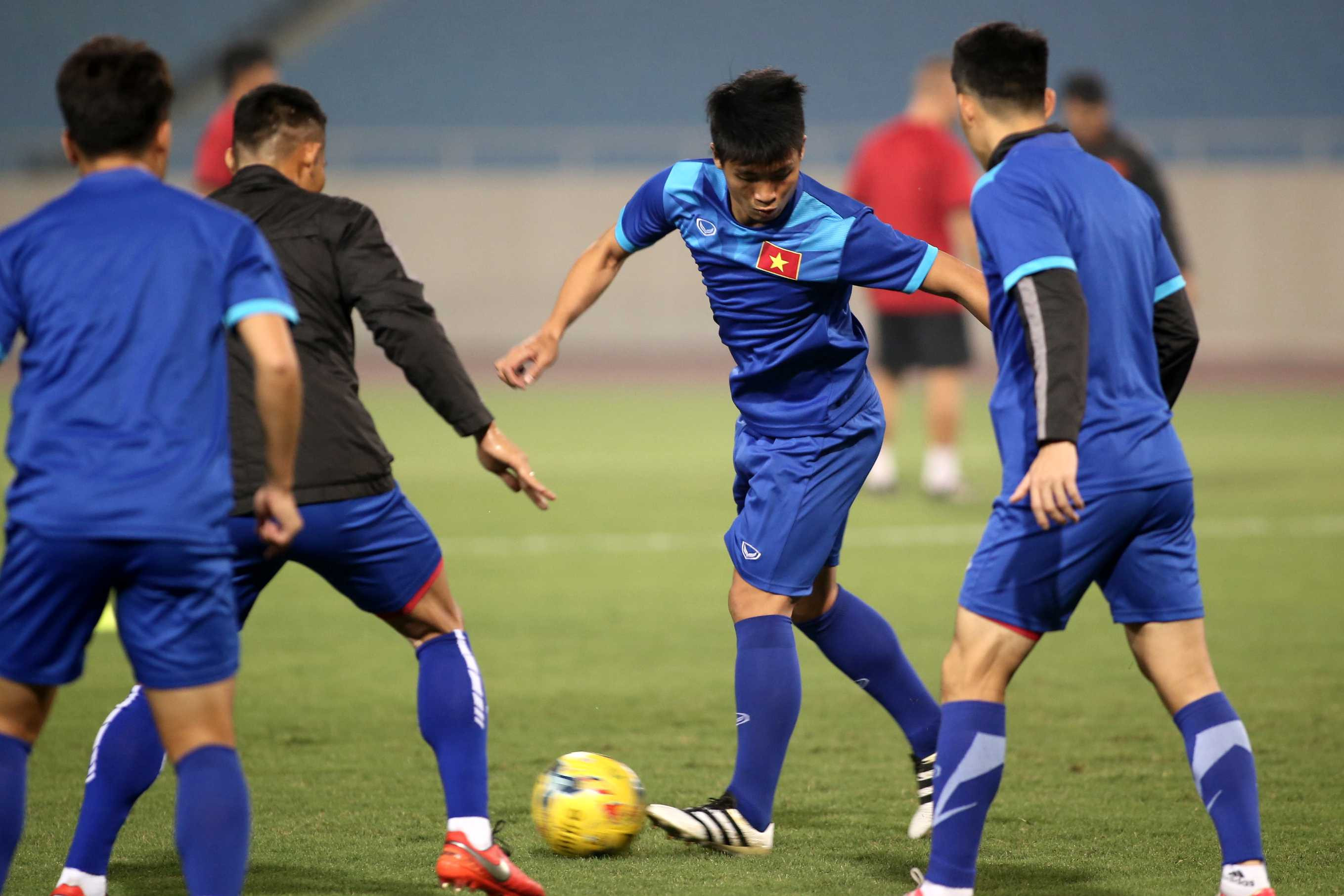 Bộ trưởng Nguyễn Ngọc Thiện thăm đội tuyển Việt Nam - ảnh 11