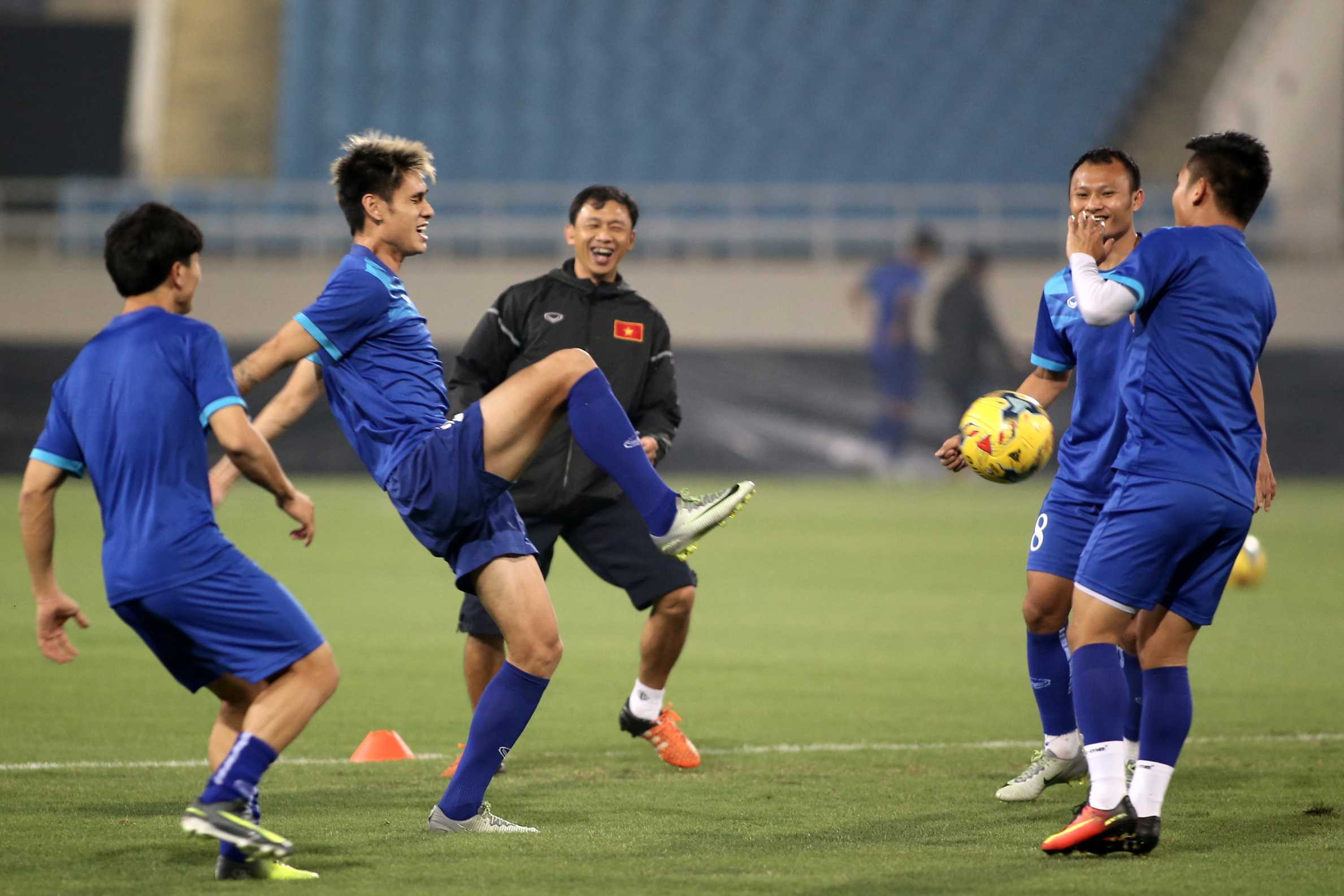 Bộ trưởng Nguyễn Ngọc Thiện thăm đội tuyển Việt Nam - ảnh 5