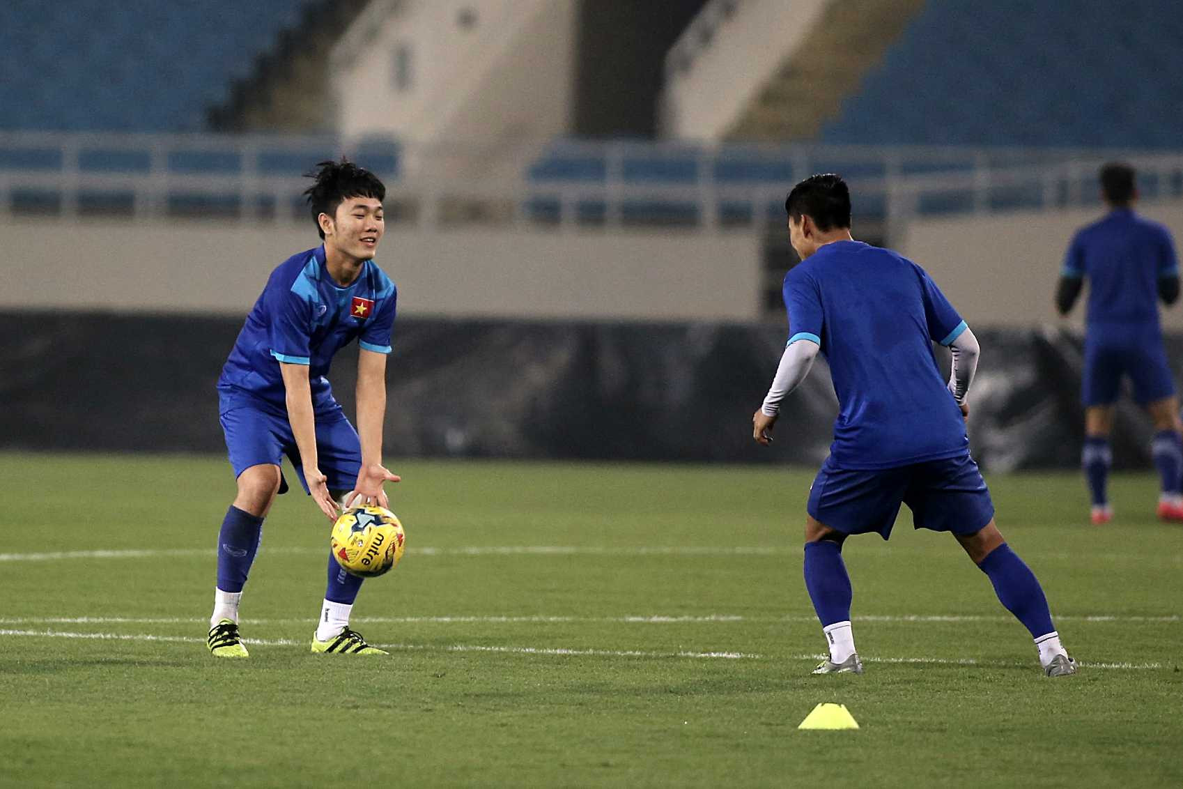 Bộ trưởng Nguyễn Ngọc Thiện thăm đội tuyển Việt Nam - ảnh 7