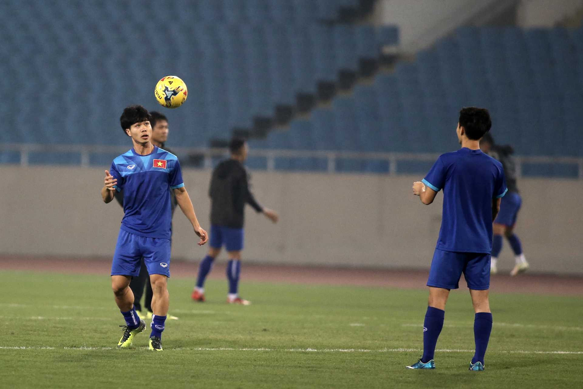 Bộ trưởng Nguyễn Ngọc Thiện thăm đội tuyển Việt Nam - ảnh 2