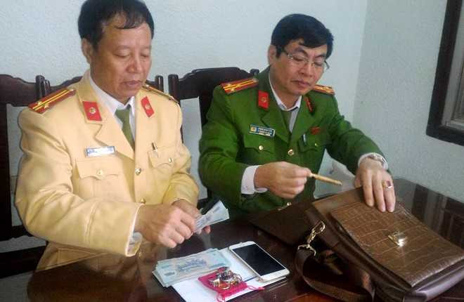 CSGT tim chu nhan tui do chua nhieu vang va da quy hinh anh 1