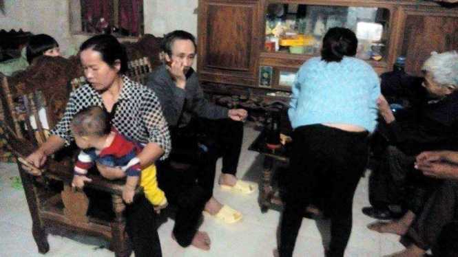 Ông Hàn Đức Long (người cầm điện thoại đeo dép tổ ong) khi vừa được trả tự do về đến nhà - Ảnh: Ngô Ngọc Trai