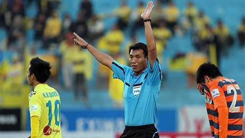 Trọng tài Đinh Văn Dũng tham gia điều hành V.League từ 2012 đến nay.