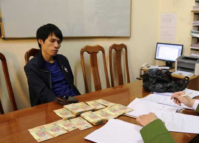 Đối tượng Đỗ Ngọc Thủy cùng tàng vật tại cơ quan Công an. (Ảnh do CA Lạng Sơn cung cấp).