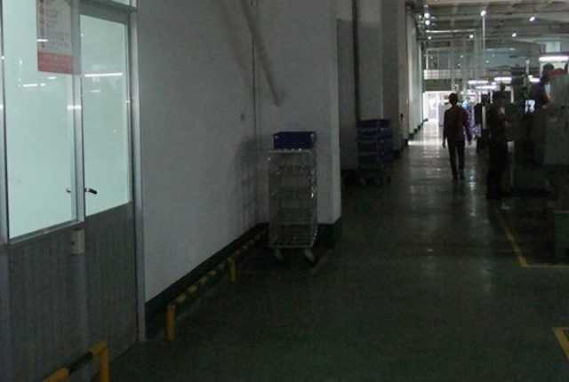 Nam thanh nien bi dong nghiep cam keo dam thung tim, tu vong hinh anh 1