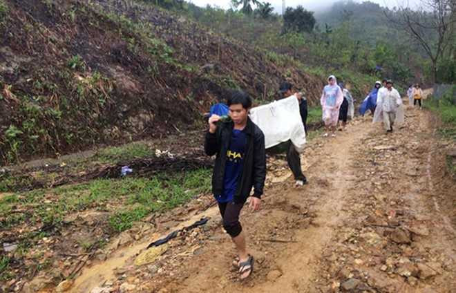 Hang chuc nguoi khieng san phu bang rung di cap cuu hinh anh 1