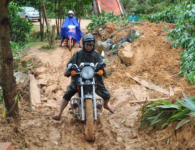 Hang chuc nguoi khieng san phu bang rung di cap cuu hinh anh 2