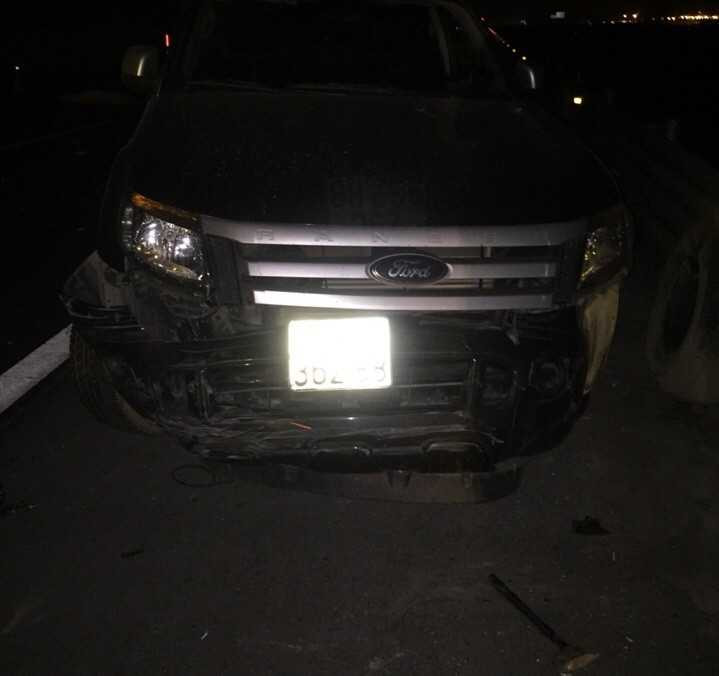 Xe bán tải bị tông khi đang sửa chữa trên đường