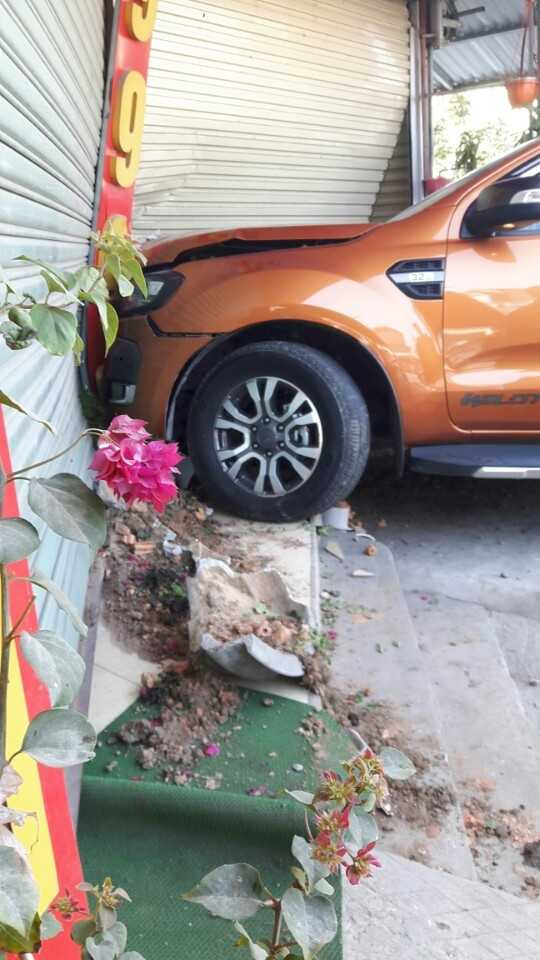 Cú đâm khá mạnh khiến phần đầu xe bị hư hỏng nặng và bung cửa bảo về tiệm vàng. (Ảnh: A.T)