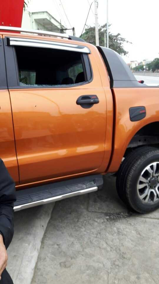 Chiếc xe đã bị nhóm thanh niên vây lại đập vỡ hết kính. (ảnh: A.T)