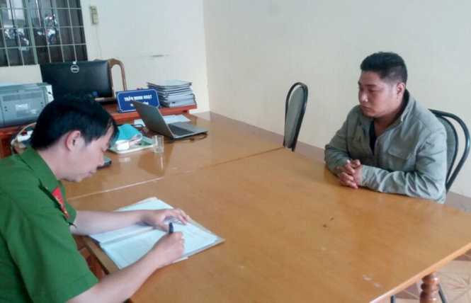 Trần Hoàng Vinh đang làm việc tại cơ quan Công an - Ảnh: Đ. HUY