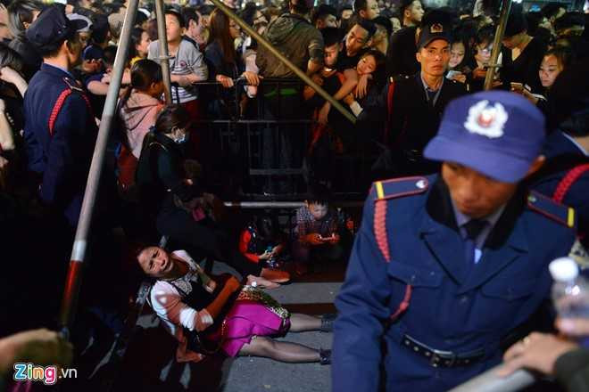 Don nam moi trong chen lan hon loan, xe cap cuu mac ket hinh anh 5