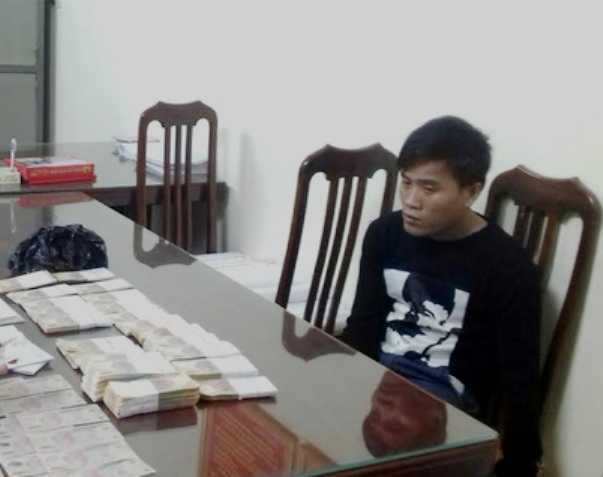 Đối tượng Phạm Thanh Khiêm cùng tang vật tại cơ quan điều tra. Ảnh: Công an tỉnh Lạng Sơn