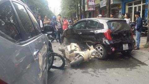 Be gai mac ket duoi gam xe: Hang chuc nguoi nang cuu