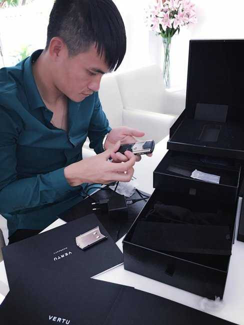 Thủy Tiên gây bão khi tặng Công Vinh điện thoại trăm triệu