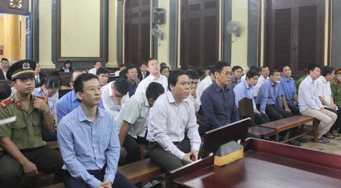 Các bị cáo chờ nghe tuyên án tại phiên tòa sáng 24-1 - Ảnh: Tâm Lụa
