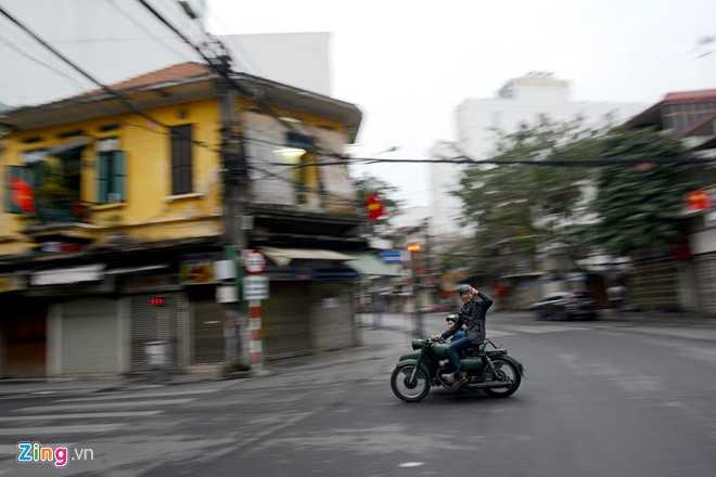 Ha Noi vang lang sang mung 1 Tet hinh anh 8