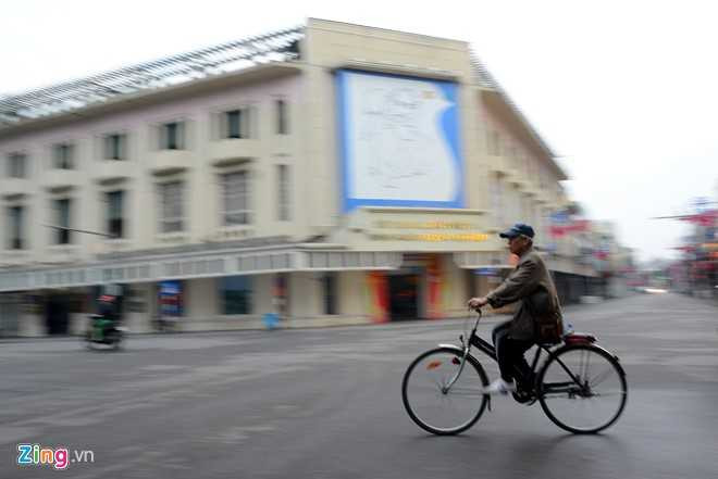 Ha Noi vang lang sang mung 1 Tet hinh anh 3