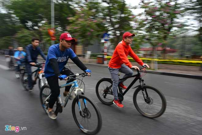 Ha Noi vang lang sang mung 1 Tet hinh anh 9