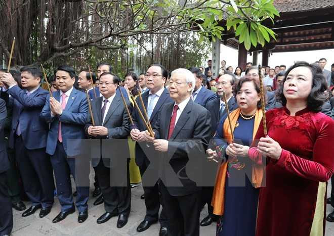 Tong bi thu di xe buyt, bach bo quanh ho Guom hinh anh 2