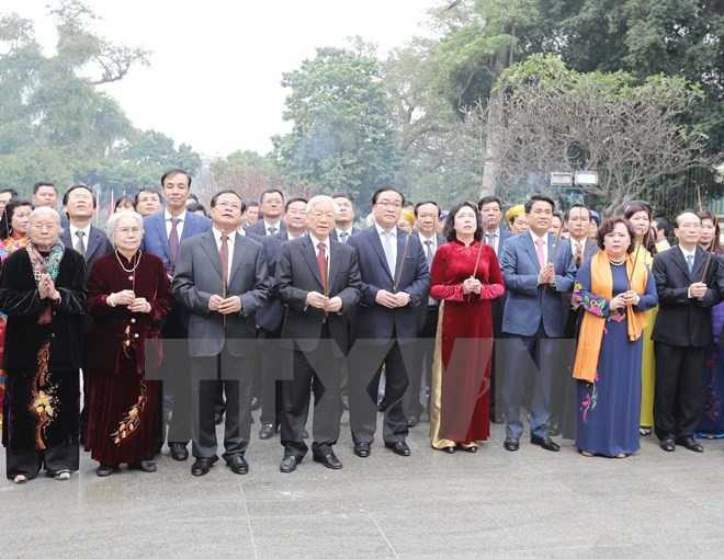 Tong bi thu di xe buyt, bach bo quanh ho Guom hinh anh 1