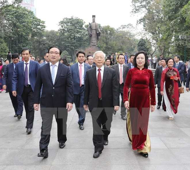 Tong bi thu di xe buyt, bach bo quanh ho Guom hinh anh 6