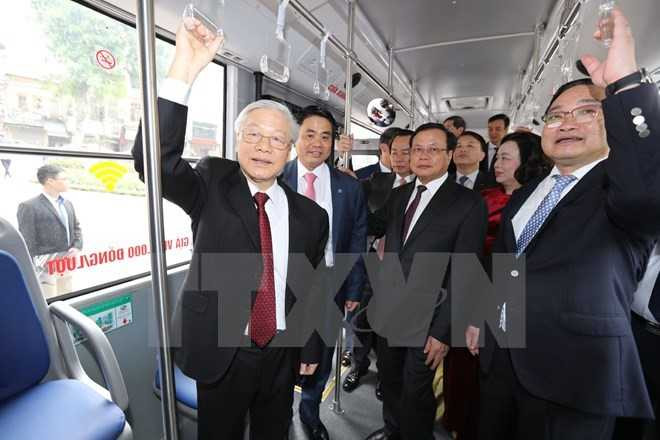 Tong bi thu di xe buyt, bach bo quanh ho Guom hinh anh 7