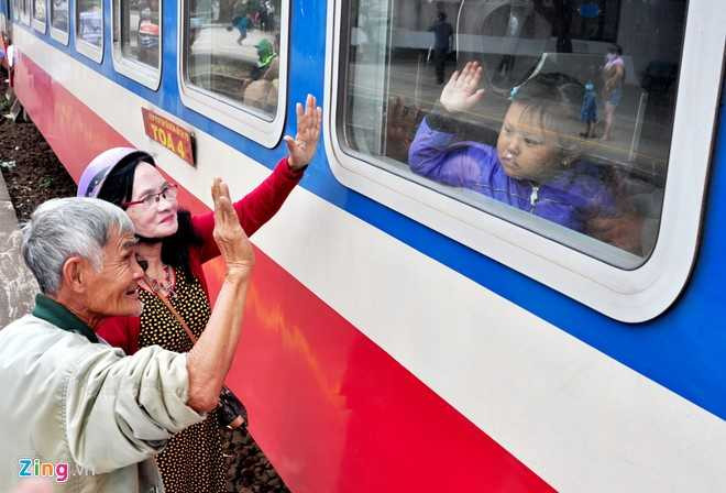 Phut chia ly xuc dong o ga tau sau Tet hinh anh 8