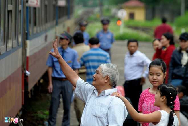 Phut chia ly xuc dong o ga tau sau Tet hinh anh 9
