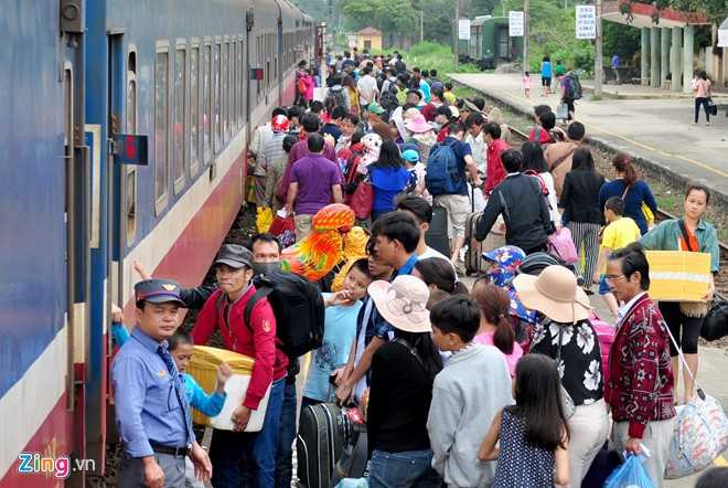 Phut chia ly xuc dong o ga tau sau Tet hinh anh 2