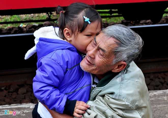 Phut chia ly xuc dong o ga tau sau Tet hinh anh 4