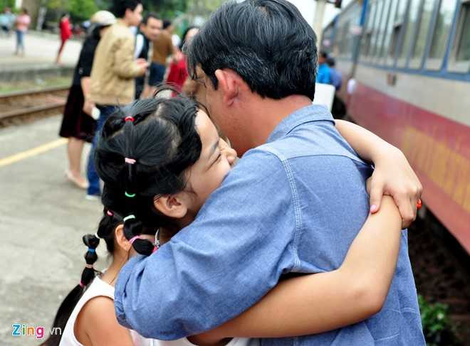 Phut chia ly xuc dong o ga tau sau Tet hinh anh 5