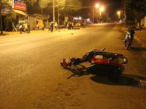 Xe máy đối đầu, 2 người thương vong - ảnh 1
