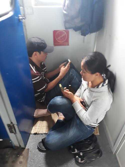 Căng thẳng tàu vào Nam, khách lổm nhổm ngồi ghế nhựa ảnh 1