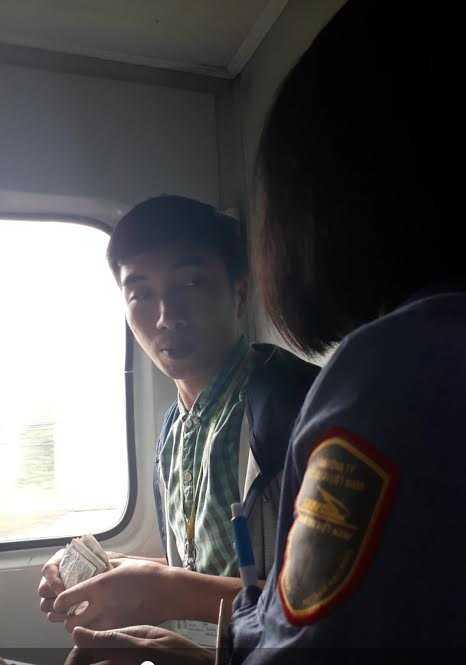 Căng thẳng tàu vào Nam, khách lổm nhổm ngồi ghế nhựa ảnh 2