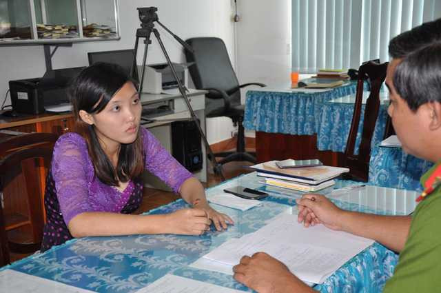  Sau 3 ngày bỏ trốn lên TP Hồ Chí Minh, sáng 11/2, chị T.K. P. đã đến cơ quan Công an huyện Kiên Lương trình bày lại nguyên nhân con chị tử vong 