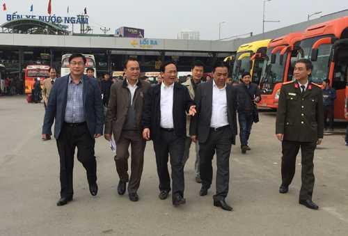 ha-noi-cam-cua-12-xe-khach-khong-chap-hanh-lenh-chuyen-ben-1