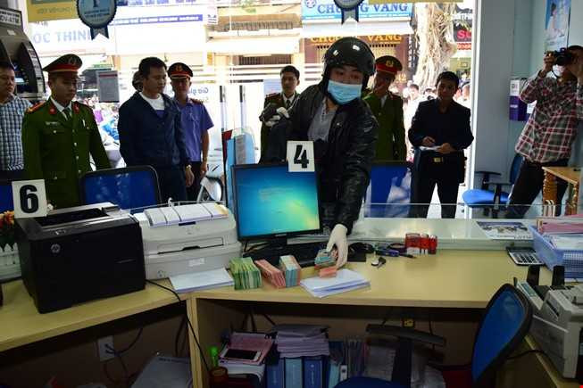 Dung lai hien truong vu cuop Ngan hang BIDV o Hue hinh anh 3