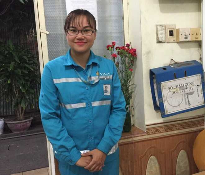 Nu nhan vien san bay tra lai 150 trieu cho khach bo quen hinh anh 1