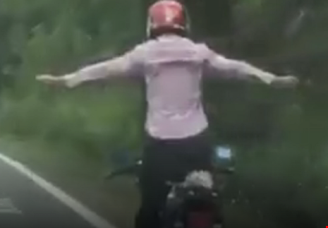 Buông cả hai tay khi đang điều khiển xe